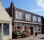 Ter vergelijking: Hogestraat 15-17 Loppersum. Een ontwerp van Rozema.
<br/>
Gert-Jan Lobbes, mei 2020